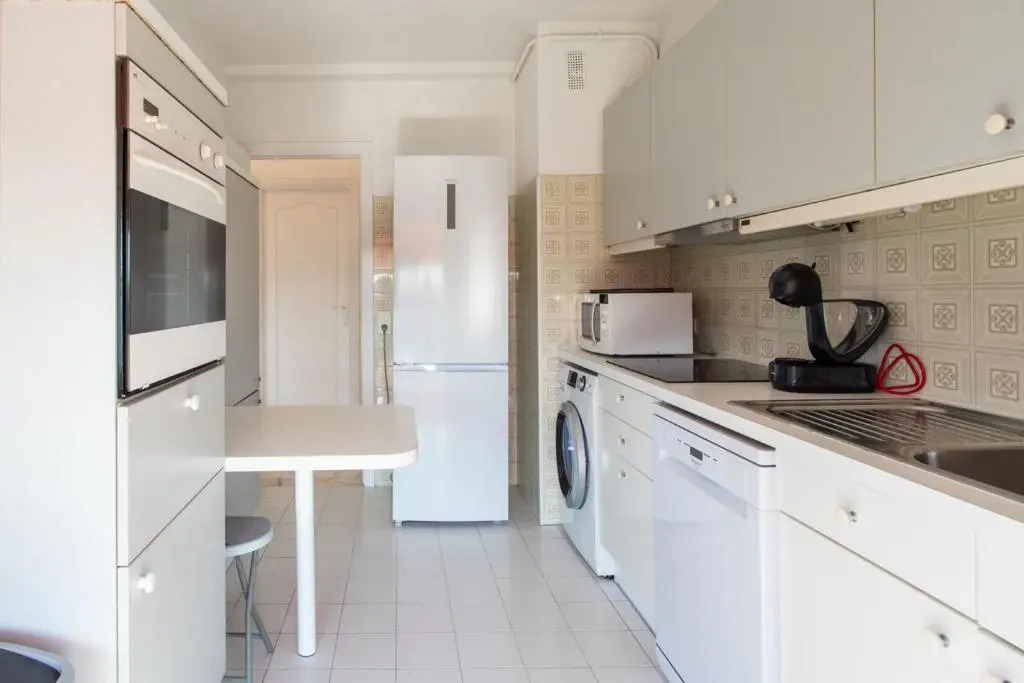 Superb apartment with terrace and sea view near beaches and city center