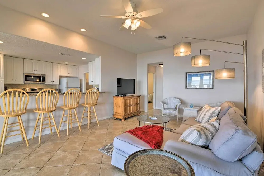 Beachfront Getaway w/ Deck & Views in Galveston
