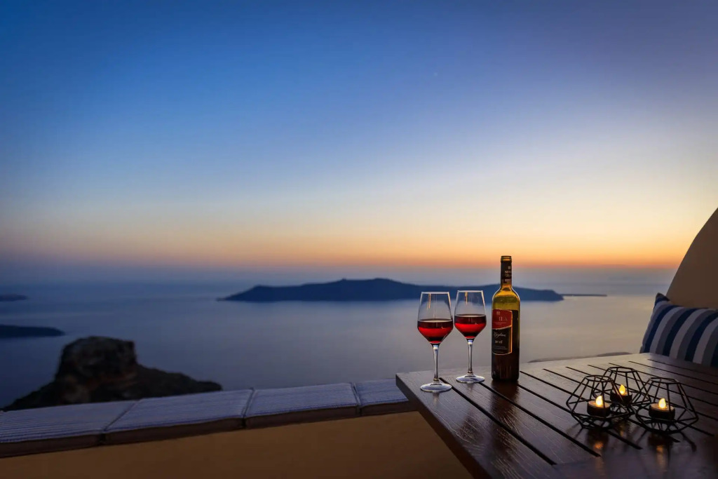 Santorini Roses Suites