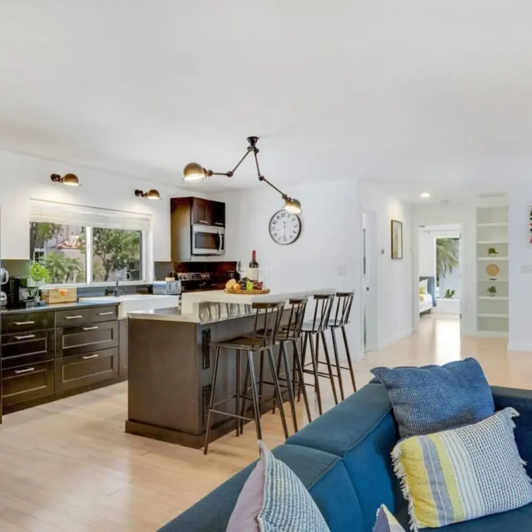 Luxe Lakefront Mansion Waterfront, Pompano Beach