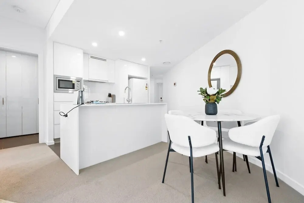 CBD High-rise 1-bed With Pool, Gym & Views