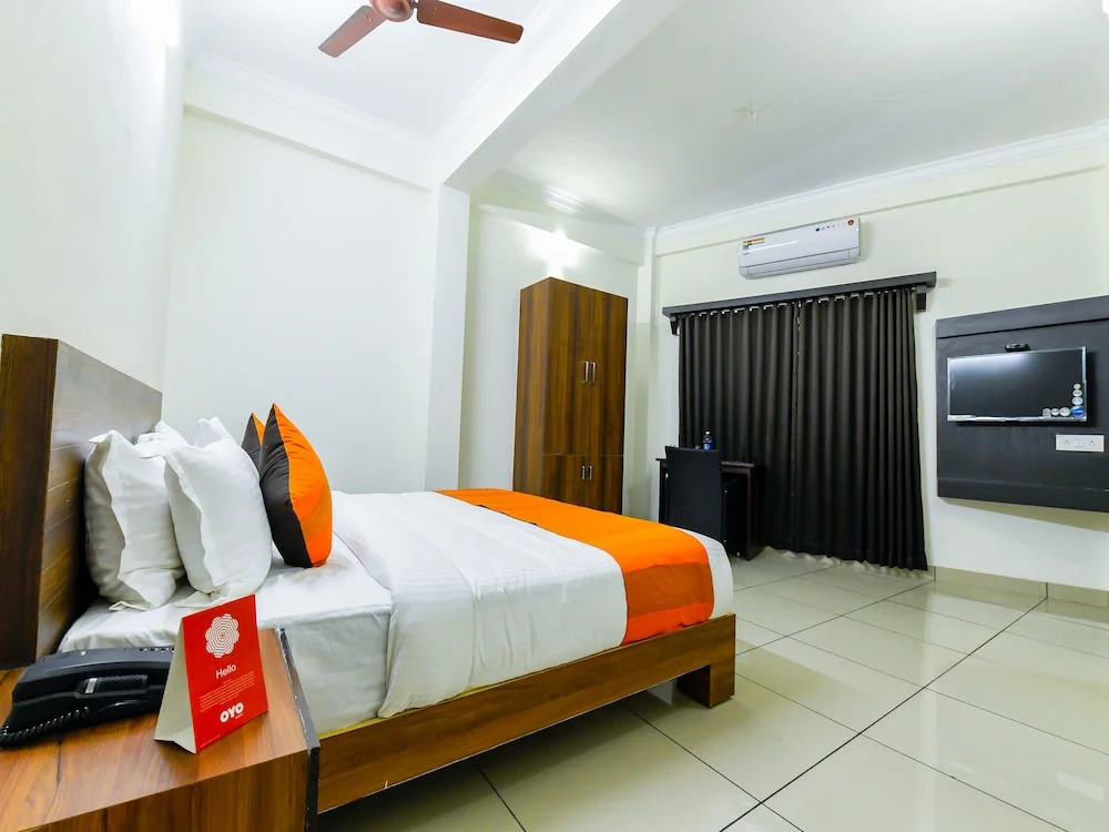 OYO 11069 Hotel Hisham Suits