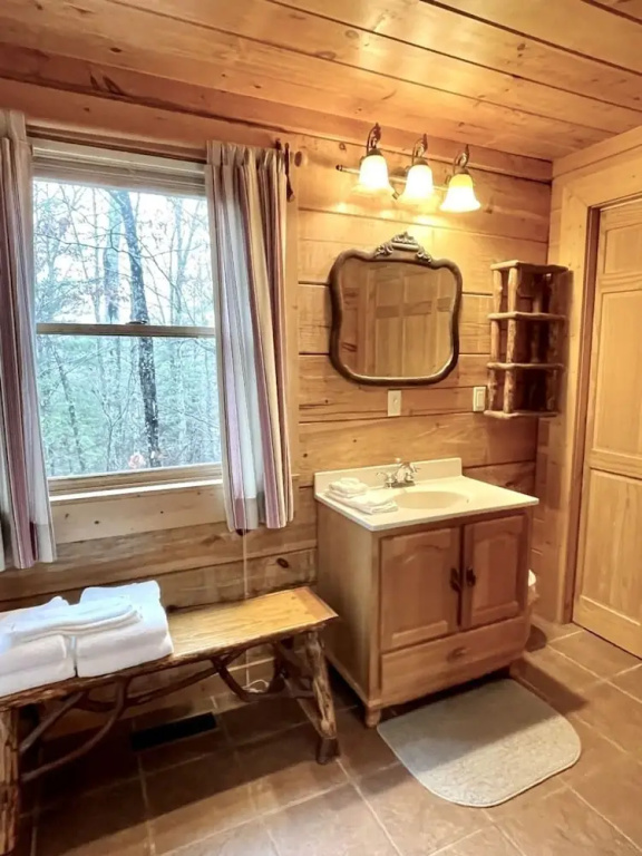 Romantic, pet friendly cabin with private hot tub, washer/dryer and full kitchen Studio Cabin by RedAwning