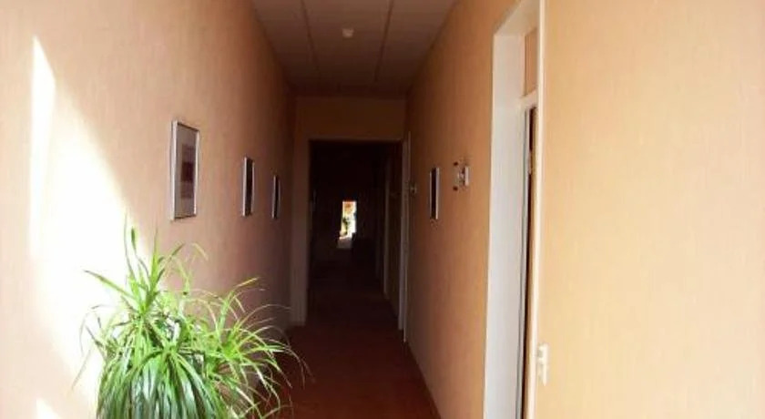 Econo Motel Goelzer
