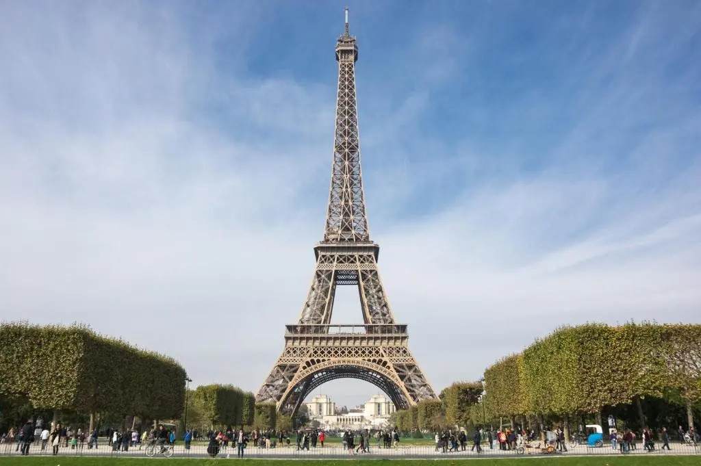 Budget apart with balcony near Paris