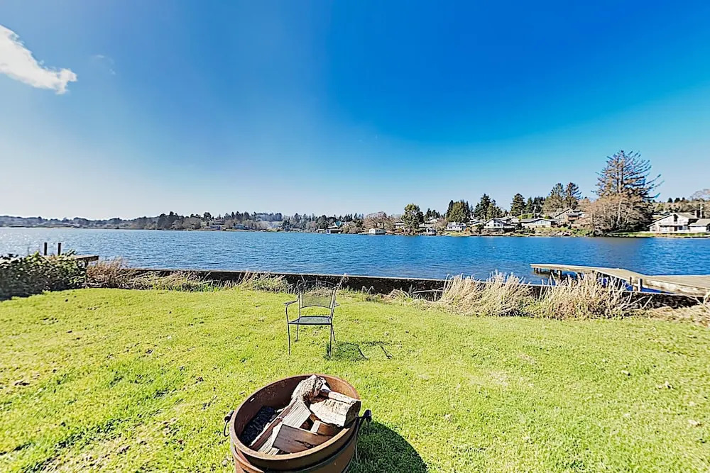 Hidden Gem: 1-acre Lakefront W/ Hot Tub, Dock 4 Bedroom Home