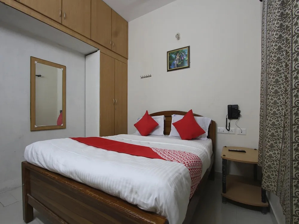 OYO 15860 Navanna Residency