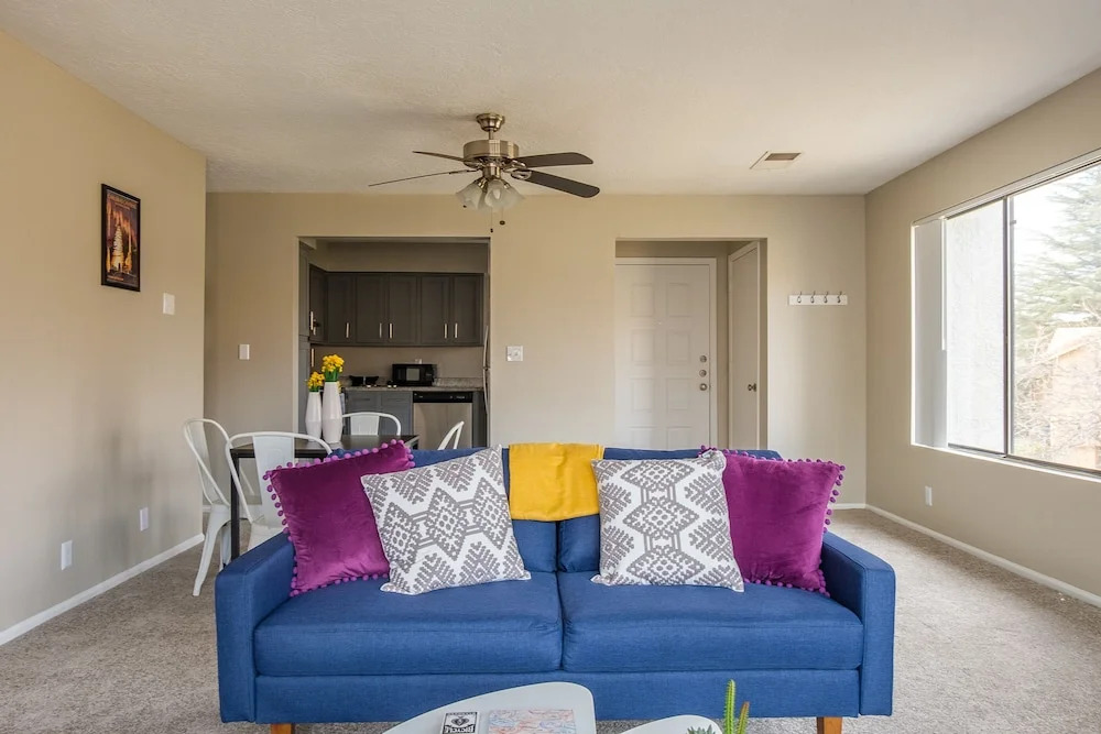 2 Bedroom Apartment w/ Pool, Balcony & WiFi by Frontdesk