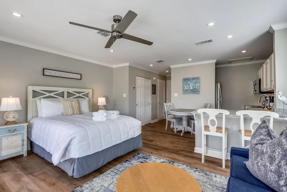 Sandpiper Cove 8208 Studio Bedroom Condo by RedAwning