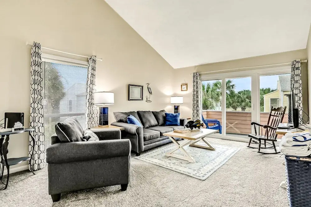Oceanfront Condo With Pool, Grill, Central AC, Washer/dryer, & Snowbird Friendly
