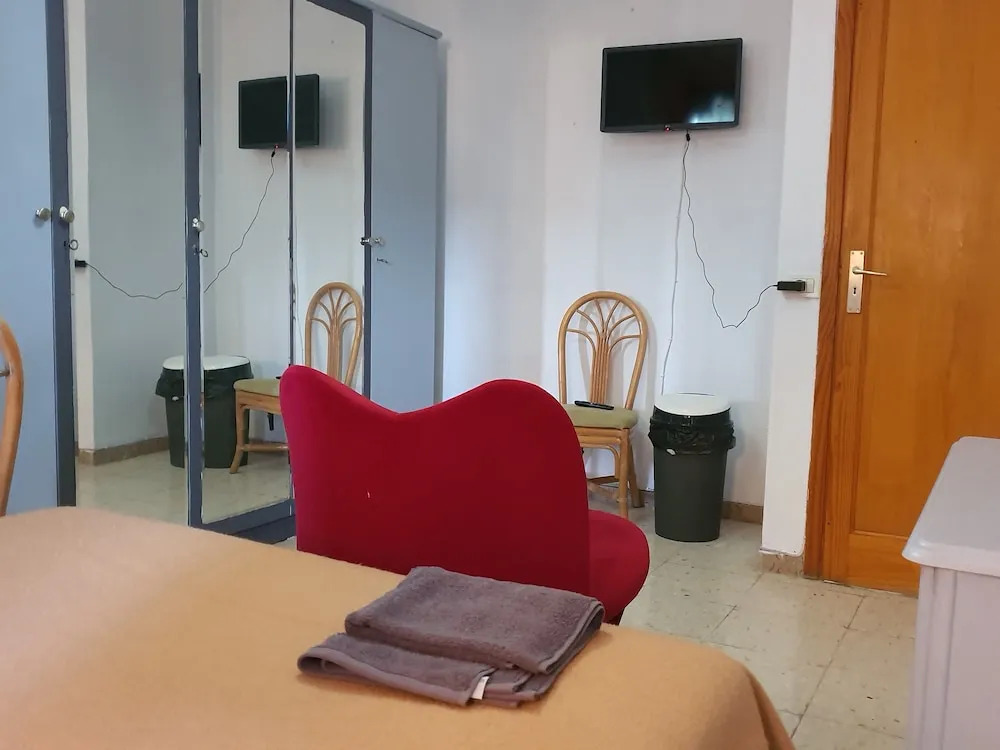 Budget Rooms at Jumbo (15 minutes walk)