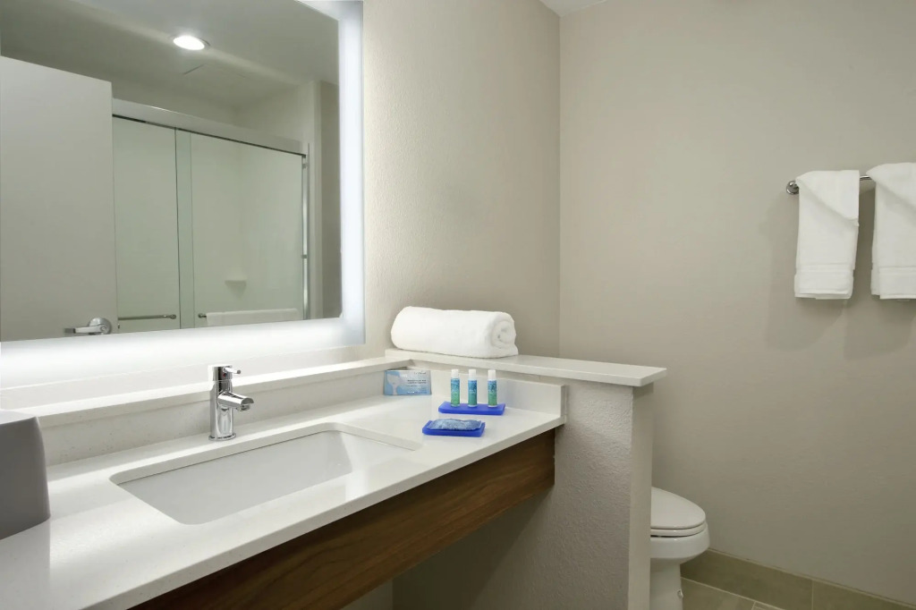 Holiday Inn Express & Suites Columbus North by IHG