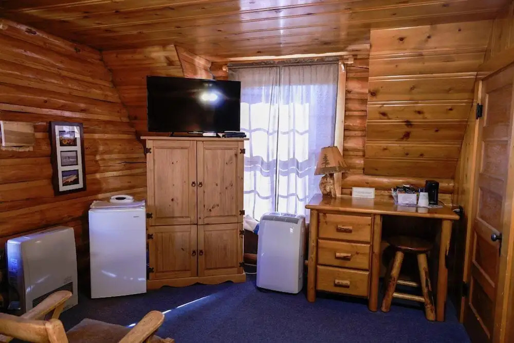 Twin Pines Lodge & Cabins