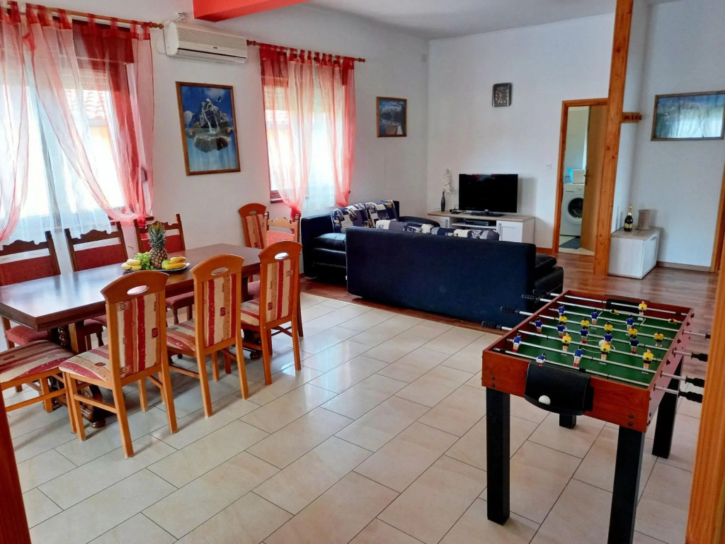 Detached House at Country Side, Fenced Private Garden Ideal for 2 Fam, Wifi