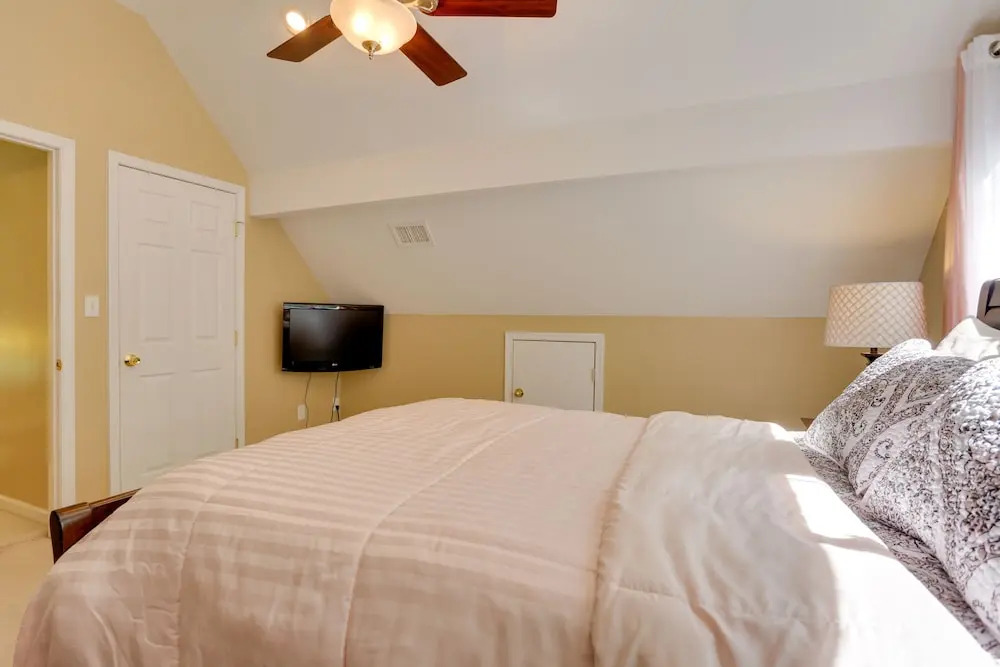 Pools, Hot Tub & More: Bushkill Mountain Getaway