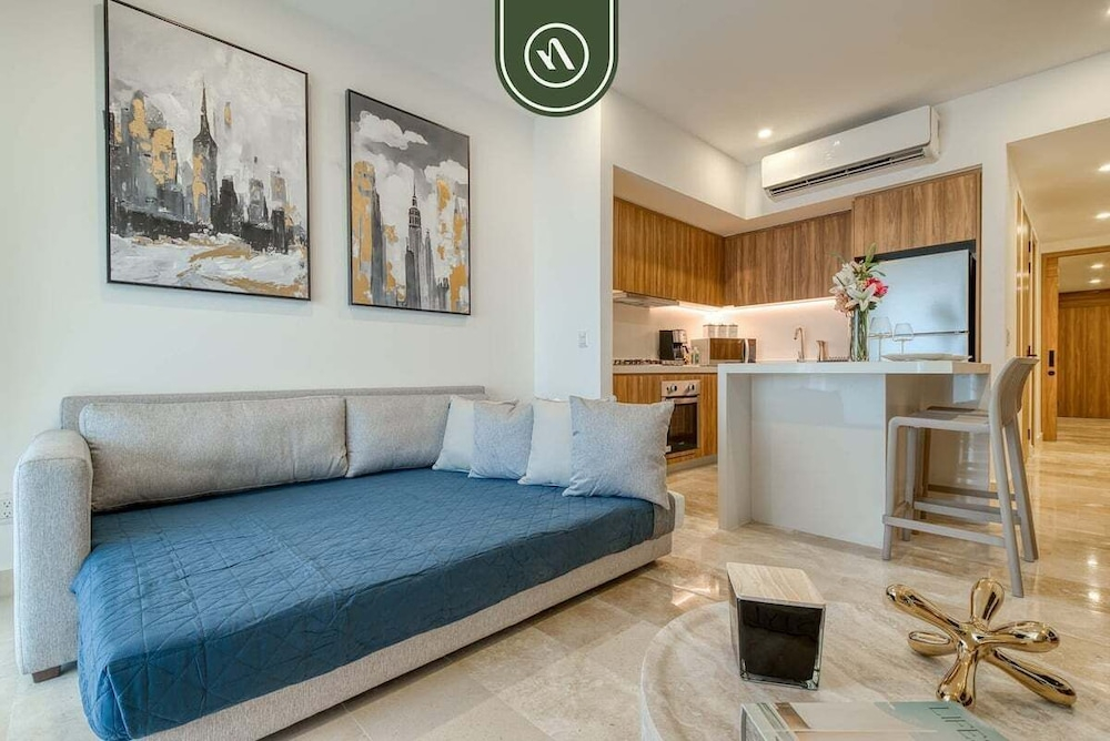 Oceanview 1 BR Condo With Pools and Beach Access