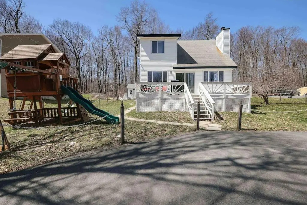Cozy Poconos Mountain House with 3 bedrooms