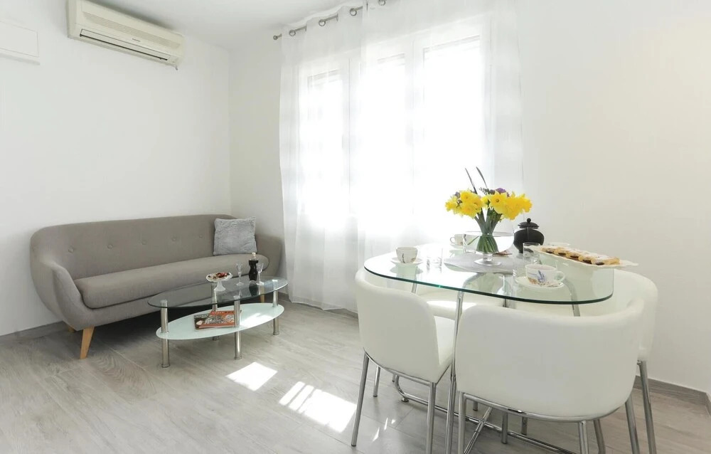 Amazing Home in Solin with WiFi, 1 Bedrooms & Hot Tub