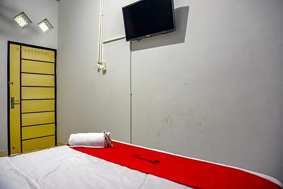 RedDoorz near Penimbangan Beach Singaraja