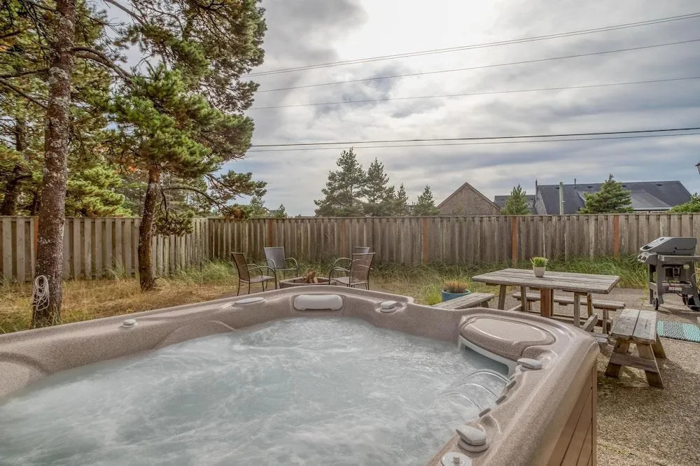 Spacious Outdoor Oasis with Hot Tub and Entertainment - Exquisite Beach Retreat