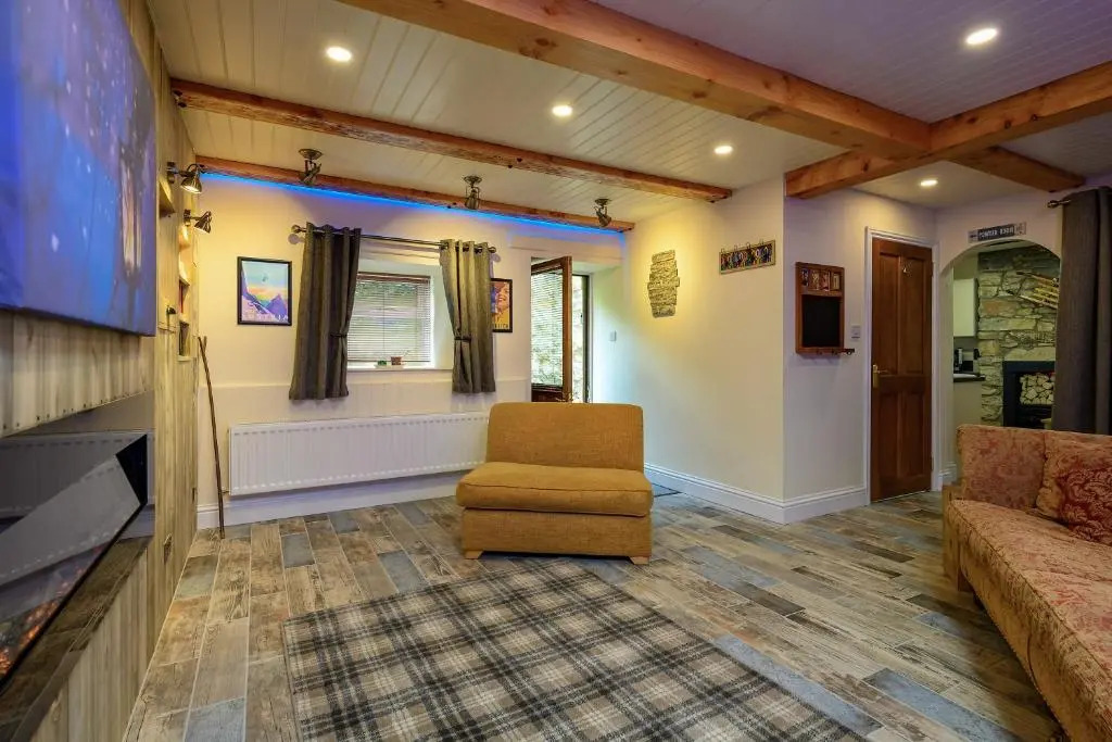 Anastasia's Secret! Cupar Swiss Alpine Style Apartment