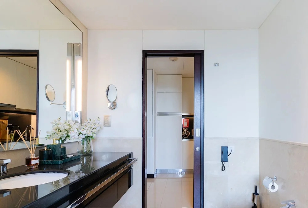Amazing Studio, Address Marina.