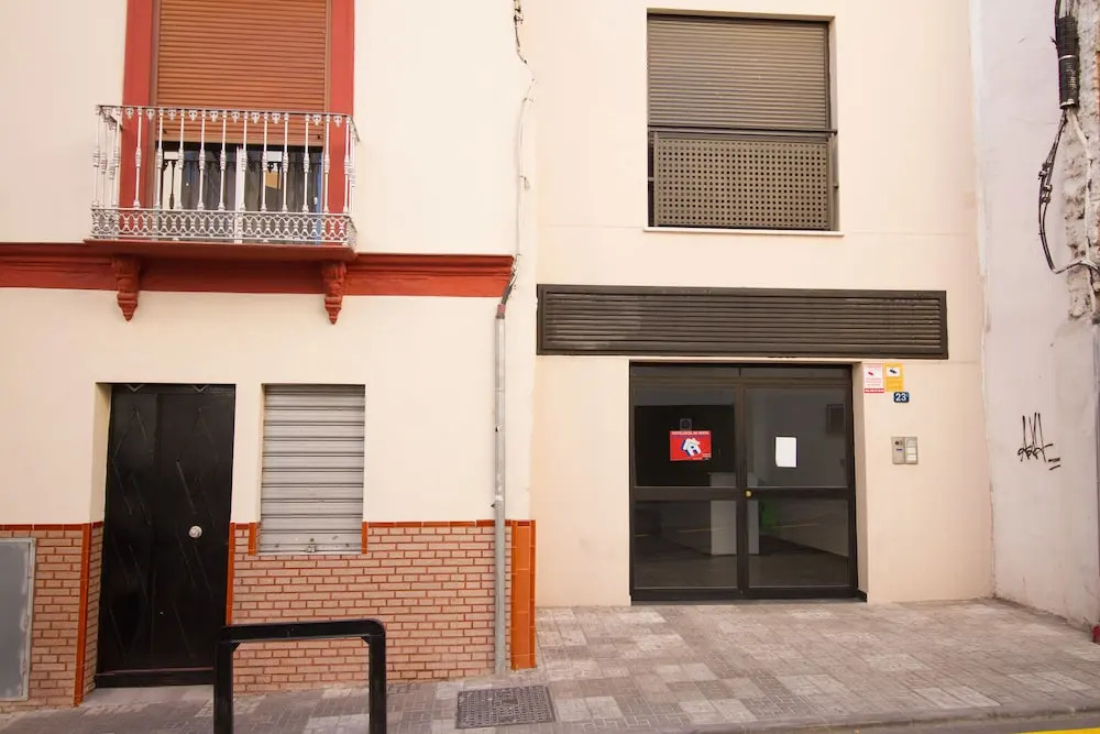 Deluxe Apartment Downtown with Pool and Parking