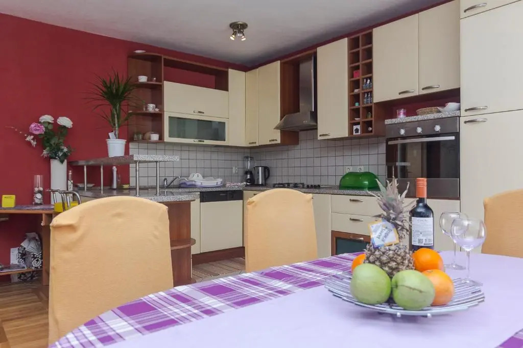Apartment and room Marin Makarska