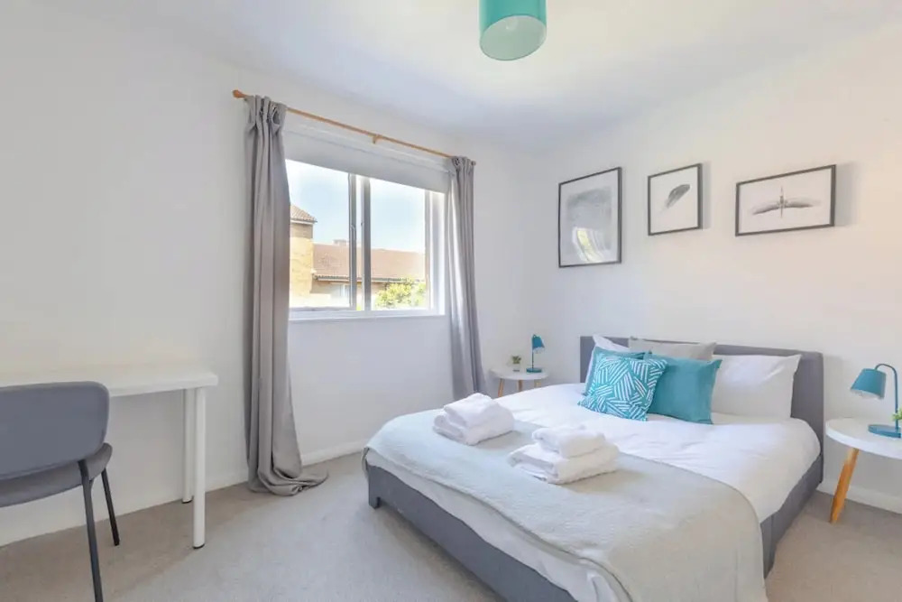 Lovely 4 Bed House w Garden, 1 Stop to Waterloo