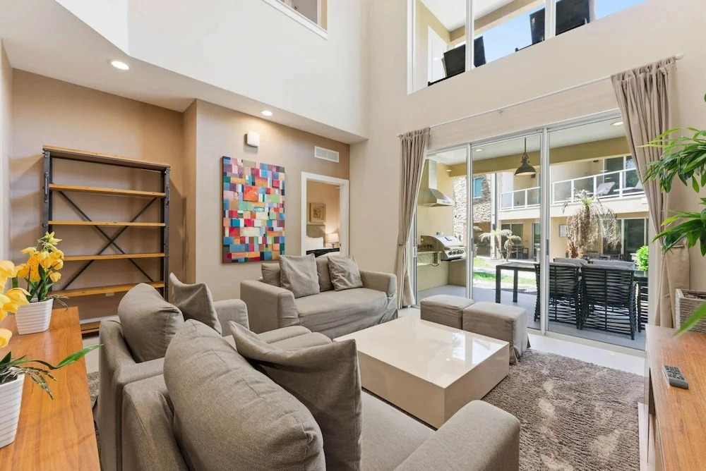 Designer 4BR Getaway Sleek Laminate Floors