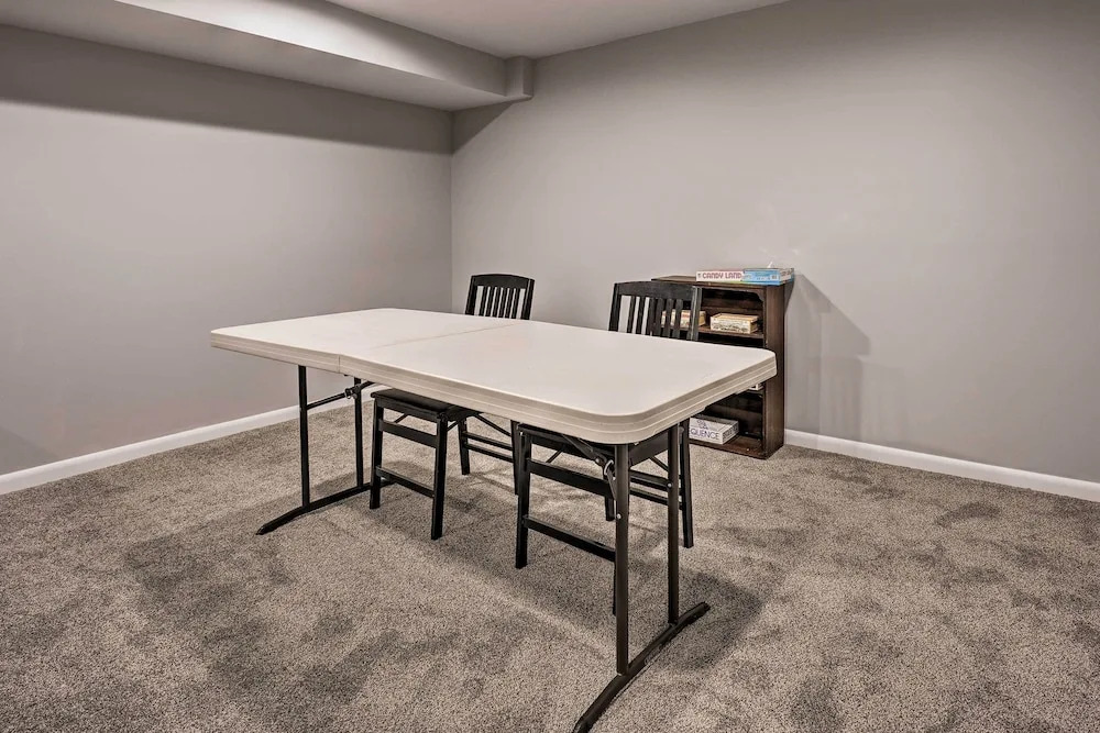 Homey Duplex - 10 Mi to Downtown Grand Rapids!
