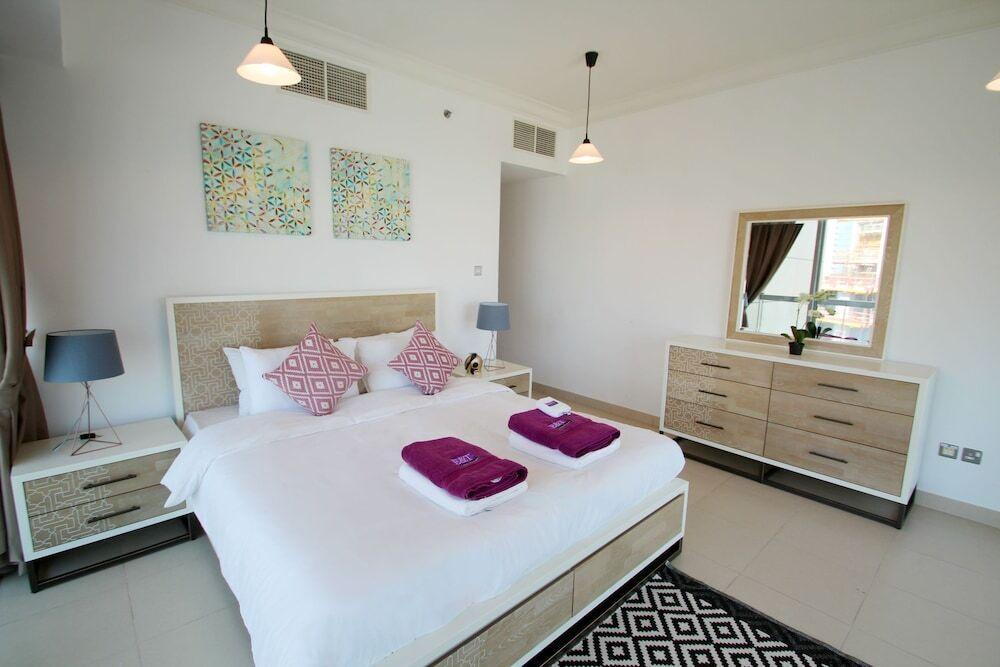 Spacious Two Bedroom in 8 Boulevard Walk