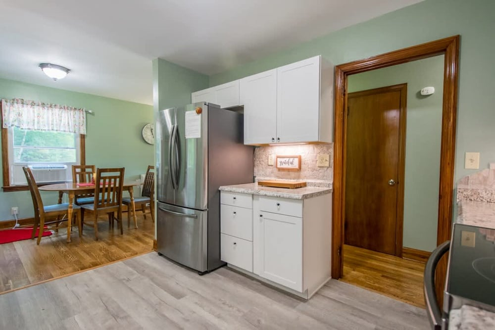 Charming 2BR w Firepit Mountain Views