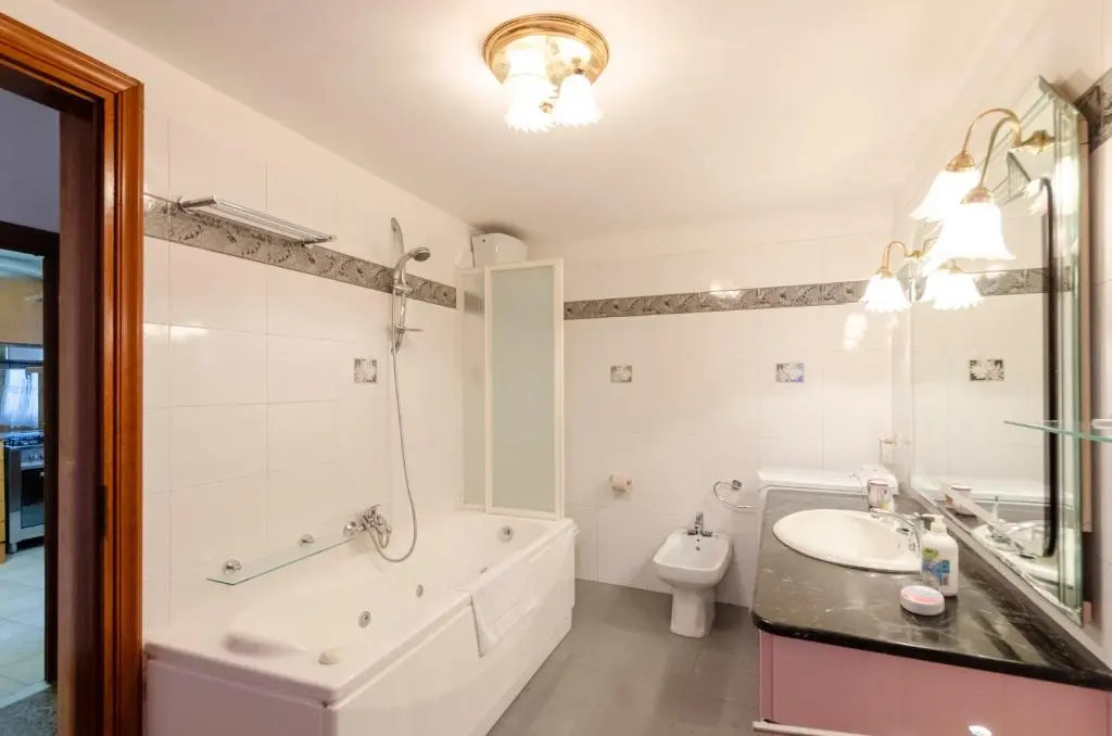 JOIVY Sunny 2-Bed Flat Near Aquarium