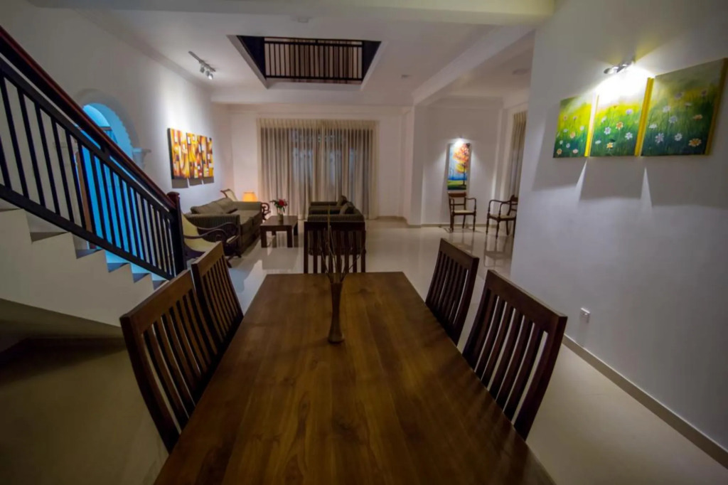 Villa Almond Leaf