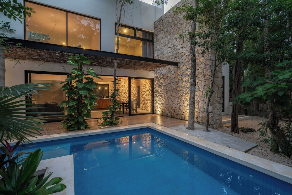 Twelve OClock - Luxury Villas