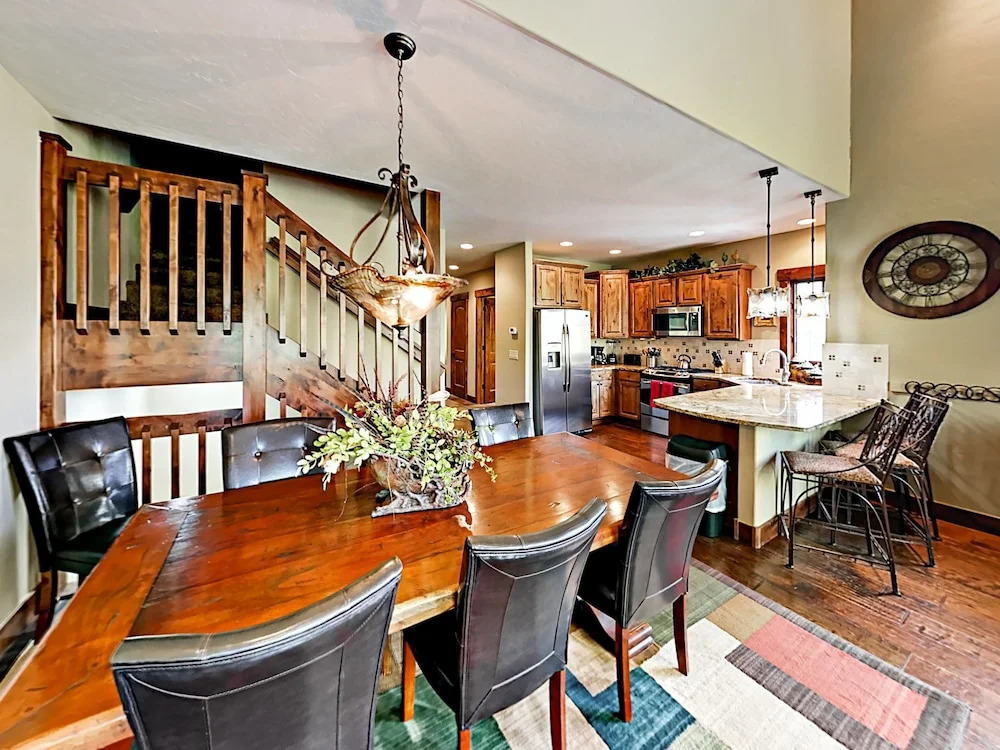 Elegant Townhome with Hot Tub by RedAwning