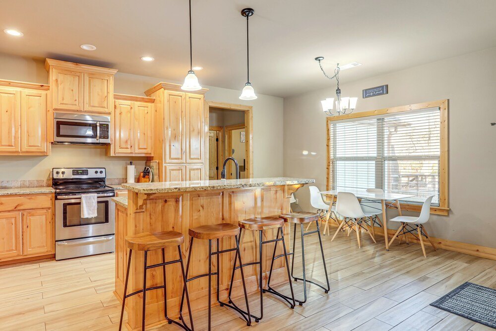 Fish the White River! Sleek Family Home in Flippin