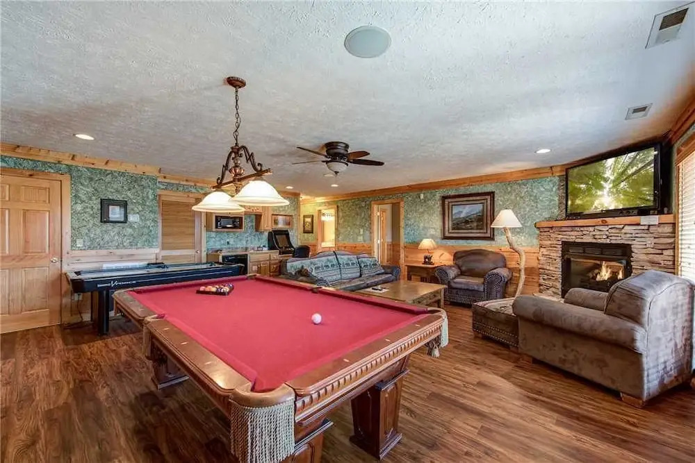 Majestic Point Lodge 5 Bedroom Mountain View Home with Hot Tub