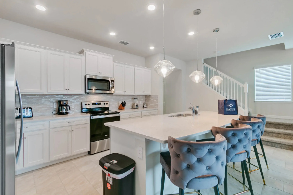 5 Bedrooms4 Bathrooms Windsor Island 1860Sd