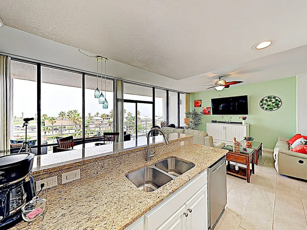 New Listing! All-suite Beachside W/ Pools 2 Bedroom Condo