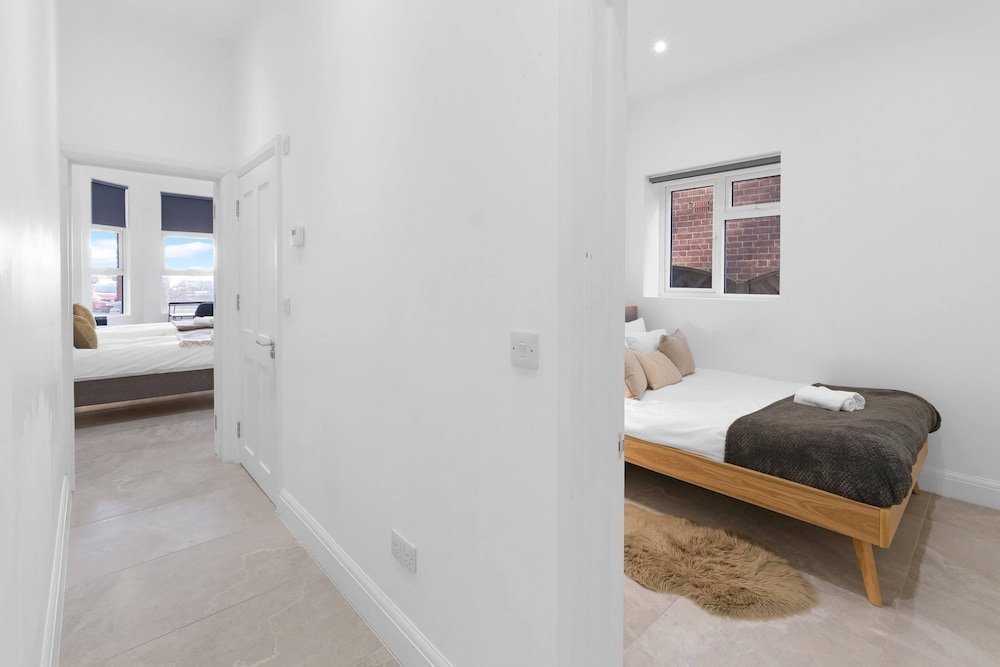 Modern 4 Bedroom Apartment in London with Parking + Garden