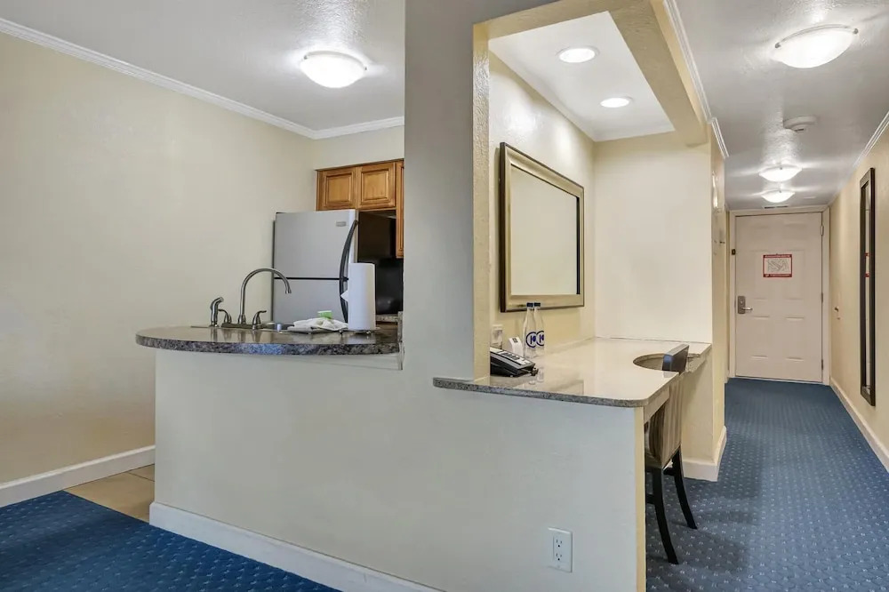 Waterfront Resort Condo Balcony Heated Pool