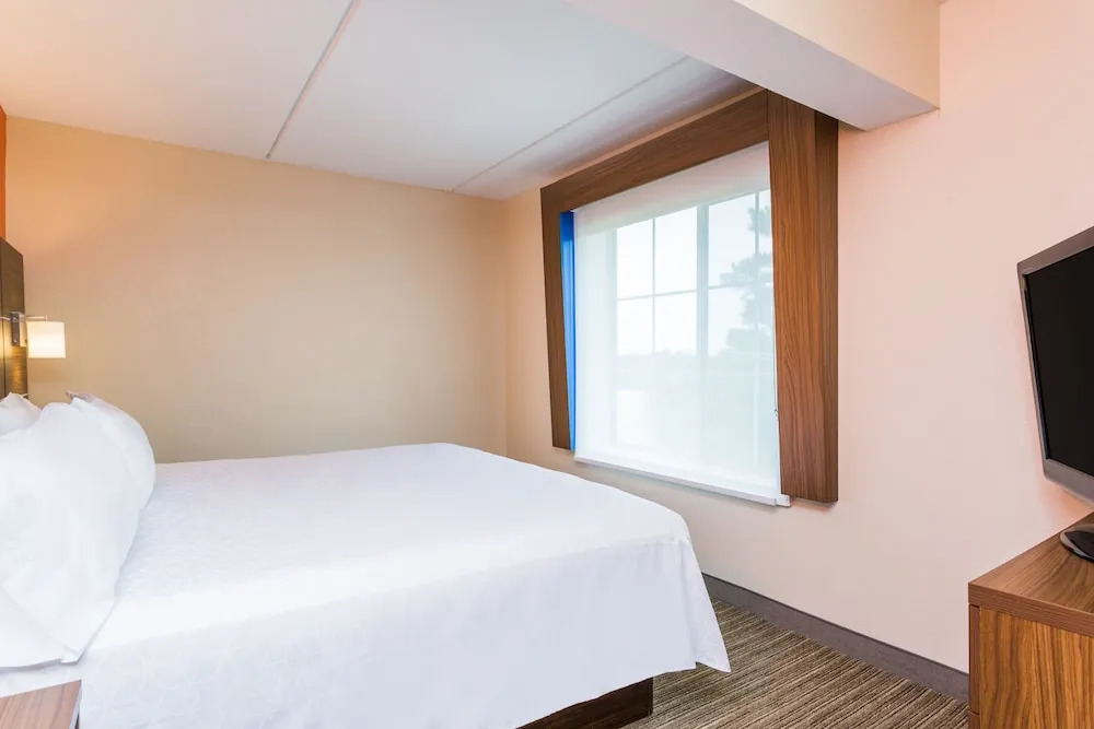 Holiday Inn Express and Suites - Petersburg - Fort Lee by IHG