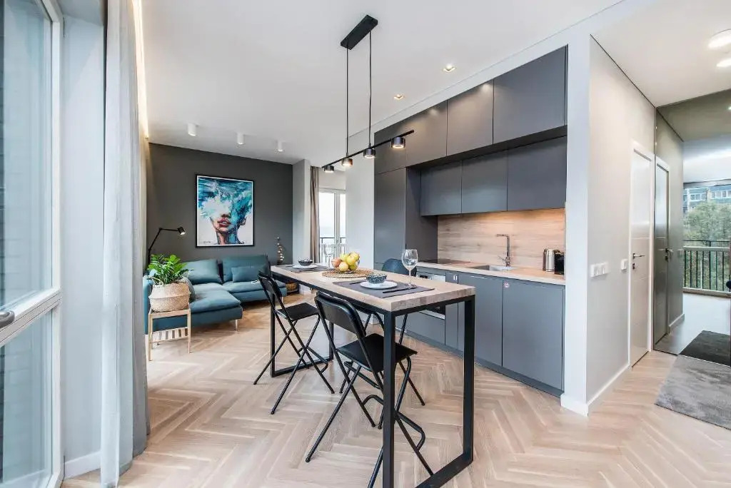 Trendy APT w/Balcony & Self Check-in, By Cohost