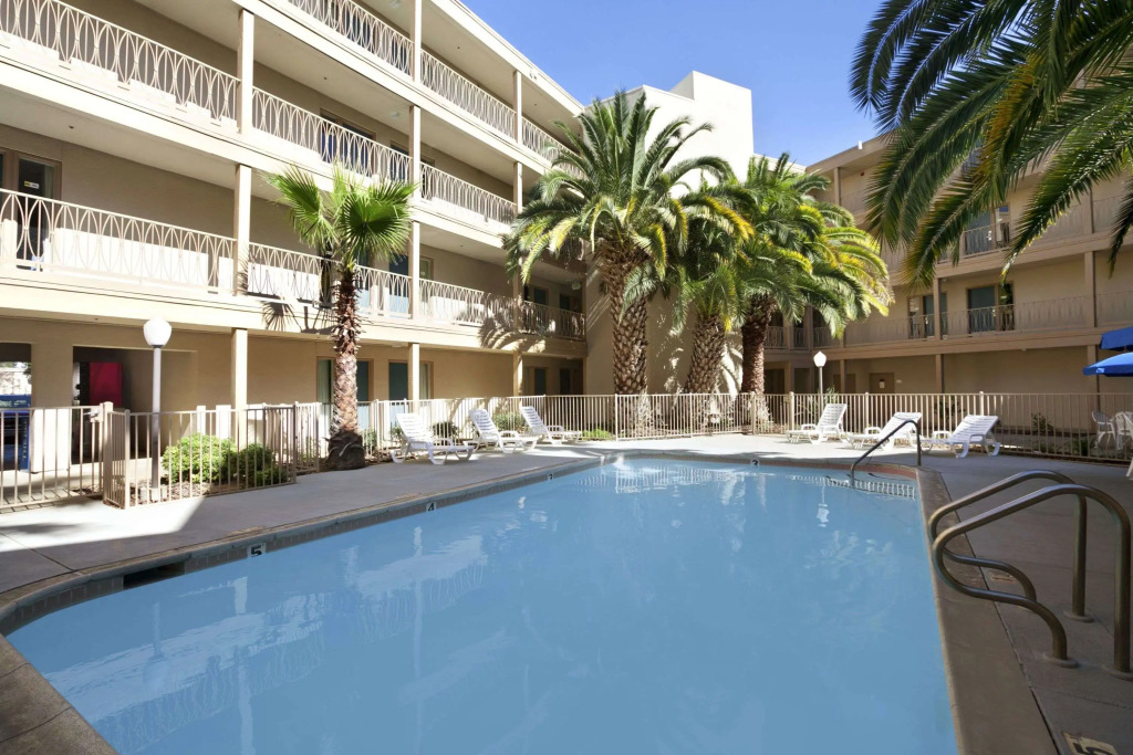 Days Inn & Suites by Wyndham Rancho Cordova
