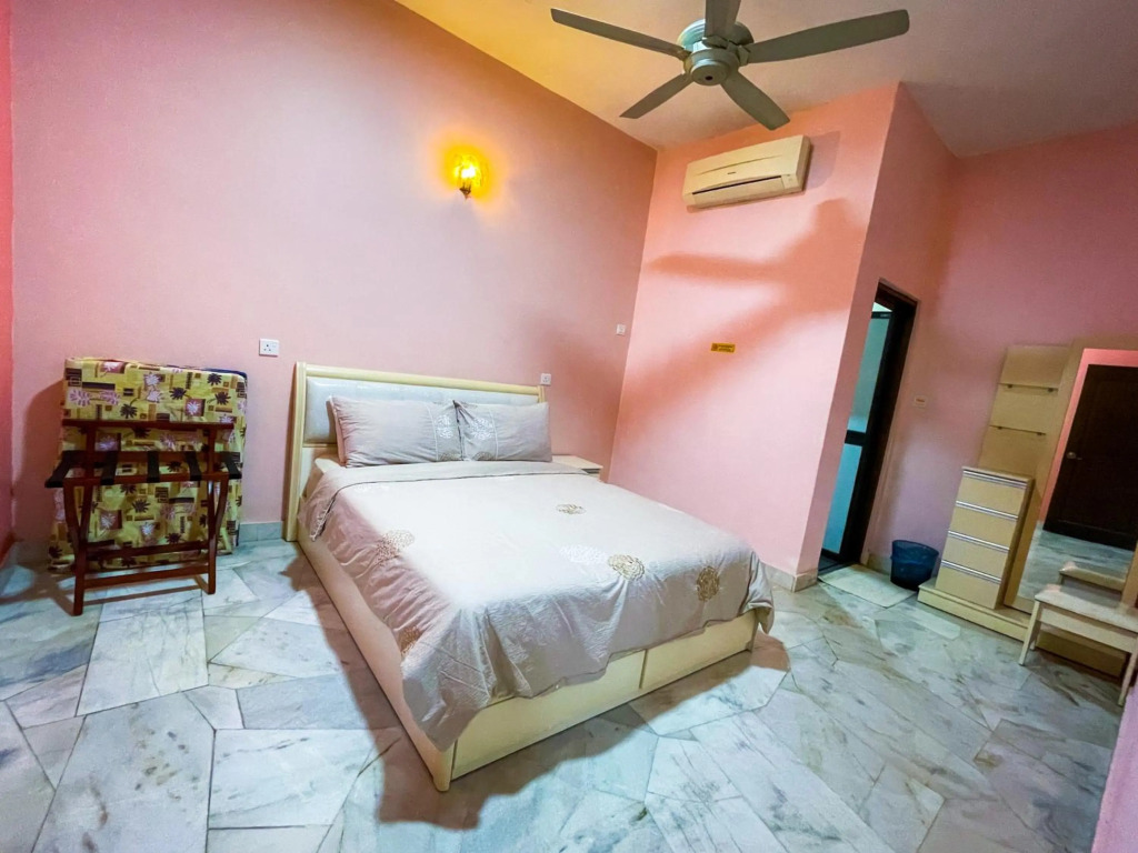 Gather Here 62 5BR Town Center 5 Rooms