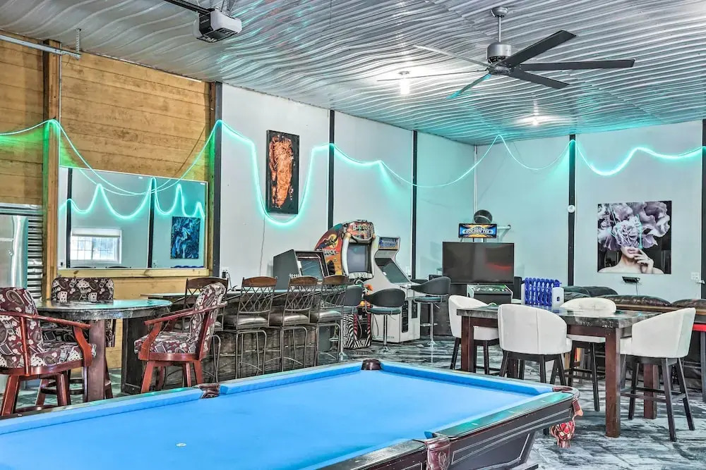 5 acre Graceland Family Home in West Des Moines