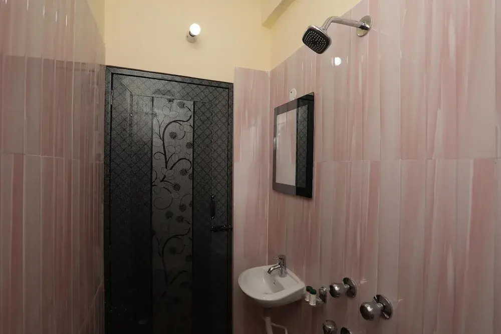 OYO 14633 Lakeview Guest House