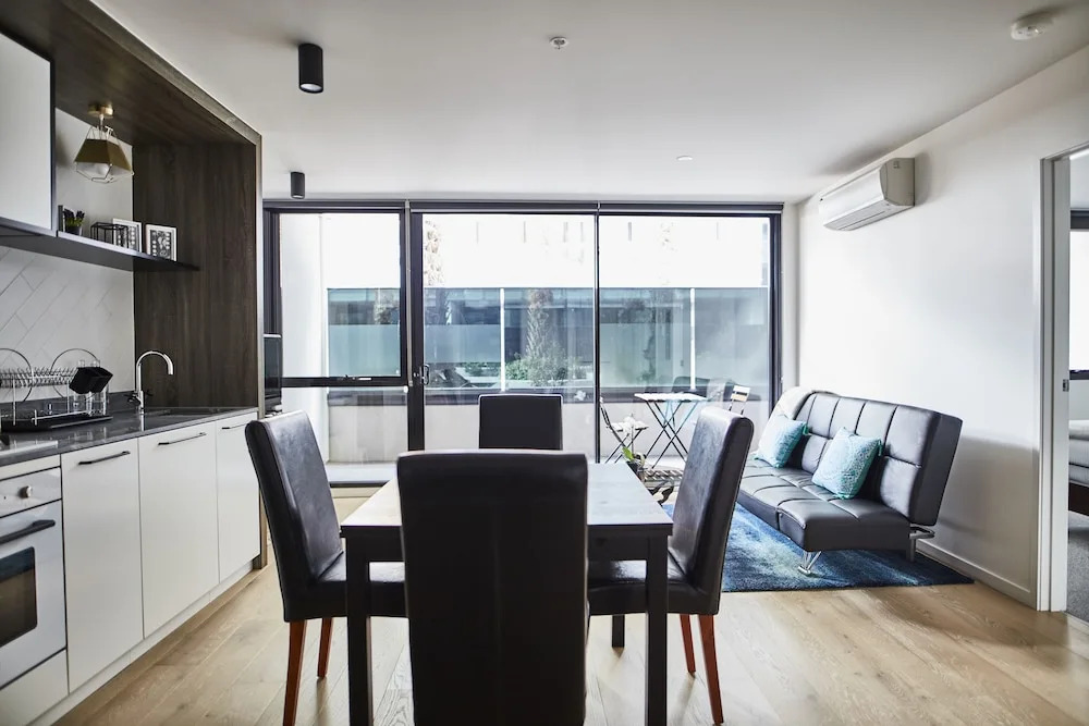 Sleek Arthouse Apartment With Pool Close to City